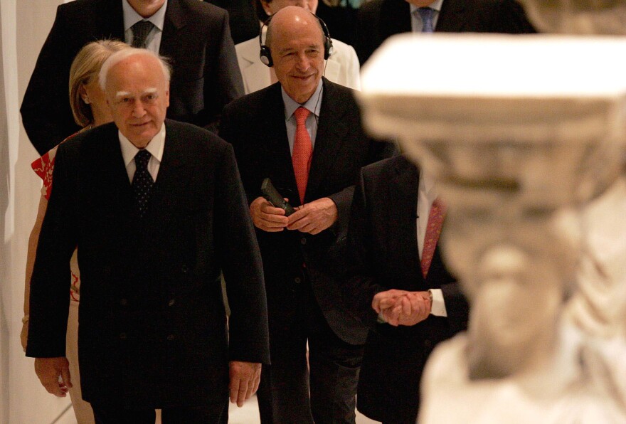 Κάρολος Παπούλιας: Η μεγάλη διαδρομή του Προέδρου που οι «Αγανακτισμένοι» αποκάλεσαν «προδότη»