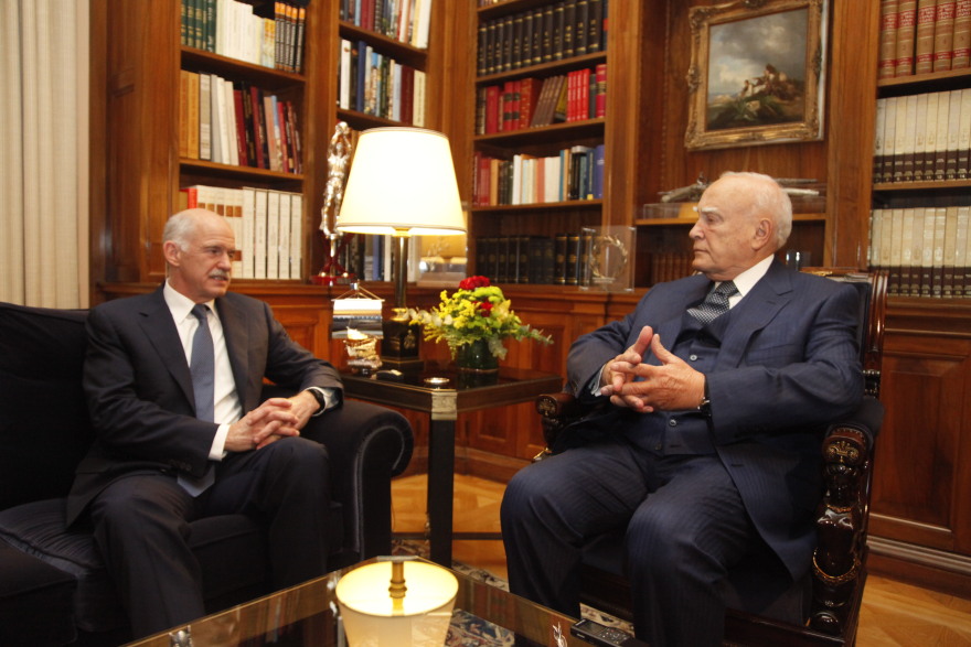 Κάρολος Παπούλιας: Η μεγάλη διαδρομή του Προέδρου που οι «Αγανακτισμένοι» αποκάλεσαν «προδότη»