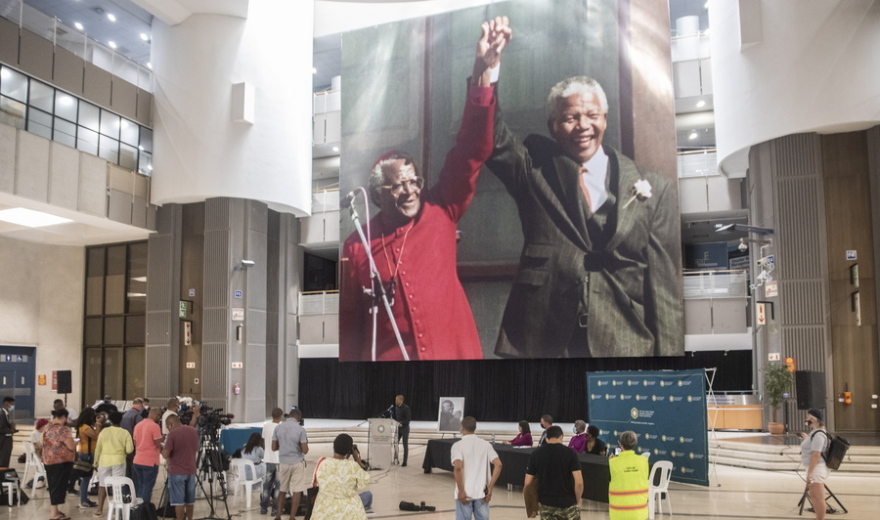 Δάκρυα στη Νότια Αφρική για τον αρχιεπίσκοπο-σύμβολο του αγώνα κατά του απαρτχάιντ