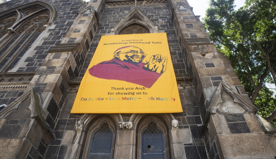 Δάκρυα στη Νότια Αφρική για τον αρχιεπίσκοπο-σύμβολο του αγώνα κατά του απαρτχάιντ