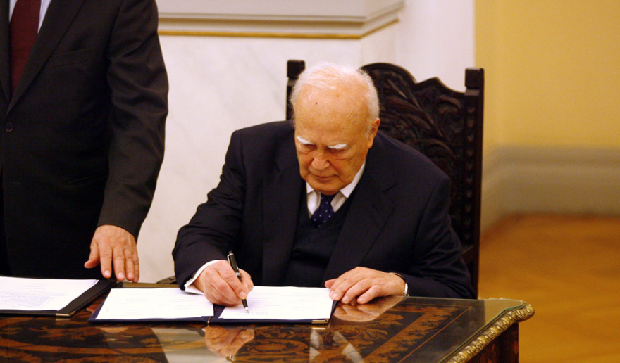 Κάρολος Παπούλιας: Η μεγάλη διαδρομή του Προέδρου που οι «Αγανακτισμένοι» αποκάλεσαν «προδότη»