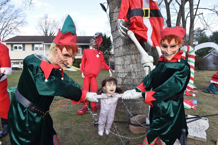 Κάτοικος του Νιού Τζέρσεϊ τρομοκρατεί τους γείτονές του με θρίλερ χριστουγεννιάτικο στολισμό!