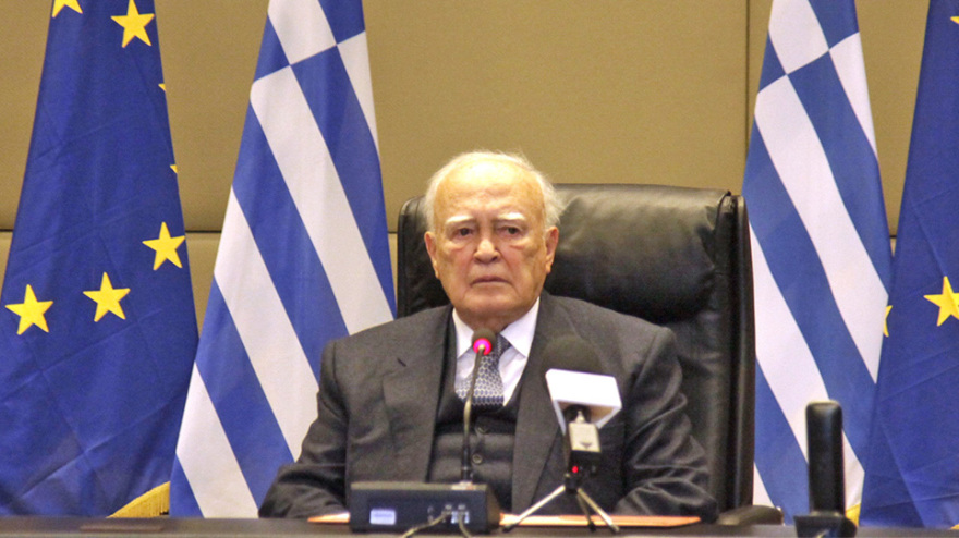 Κάρολος Παπούλιας: Η μεγάλη διαδρομή του Προέδρου που οι «Αγανακτισμένοι» αποκάλεσαν «προδότη»