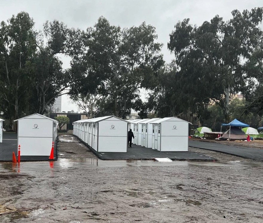 O Αρνολντ Σβαρτσενέγκερ δώρισε 25 μίνι σπιτάκια στους άστεγους του Λος Αντζελες