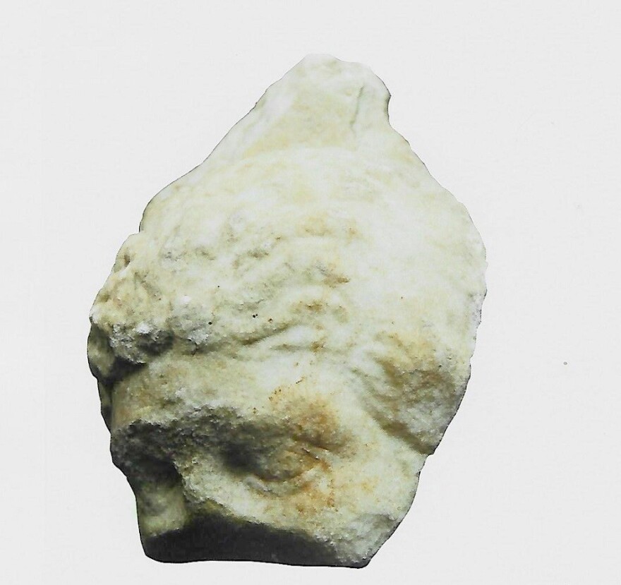 Θραύσματα από τα Γλυπτά του Παρθενώνα αποδίδονται από το Εθνικό Αρχαιολογικό Μουσείο στο Μουσείο της Ακρόπολης