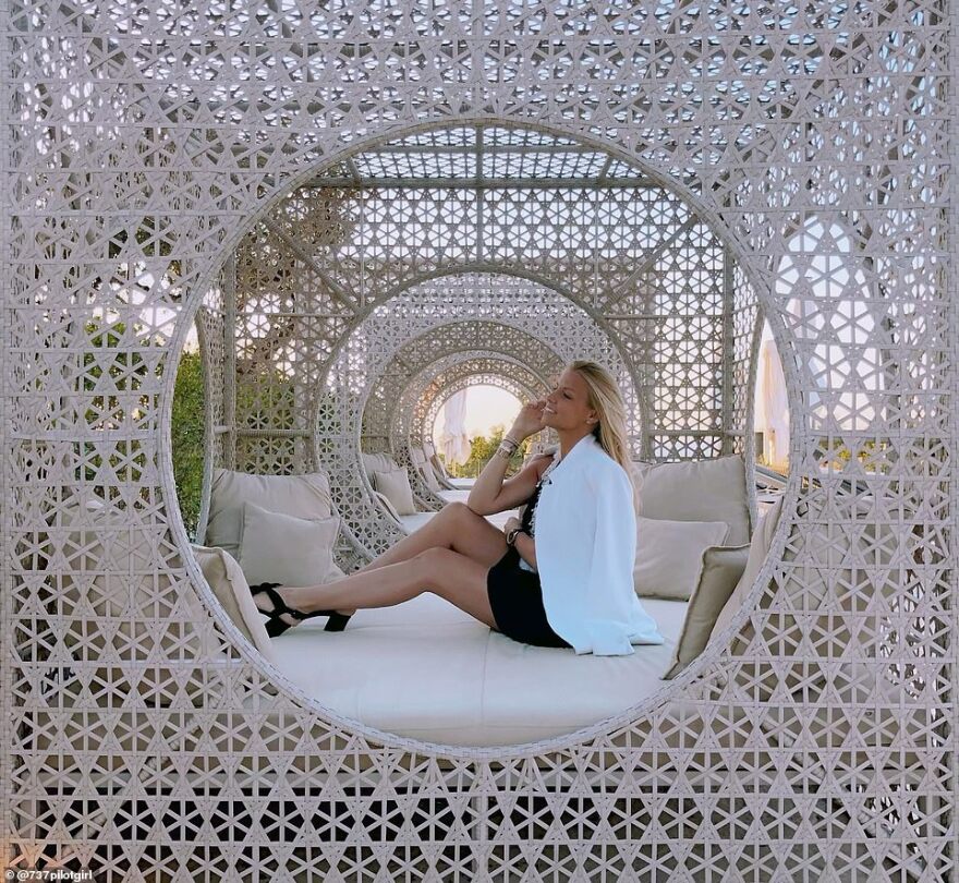 Μία 27χρονη στο πιλοτήριο του θηριώδους Jumbo 747 - «Συνήθως με ρωτάνε αν είμαι αεροσυνοδός»