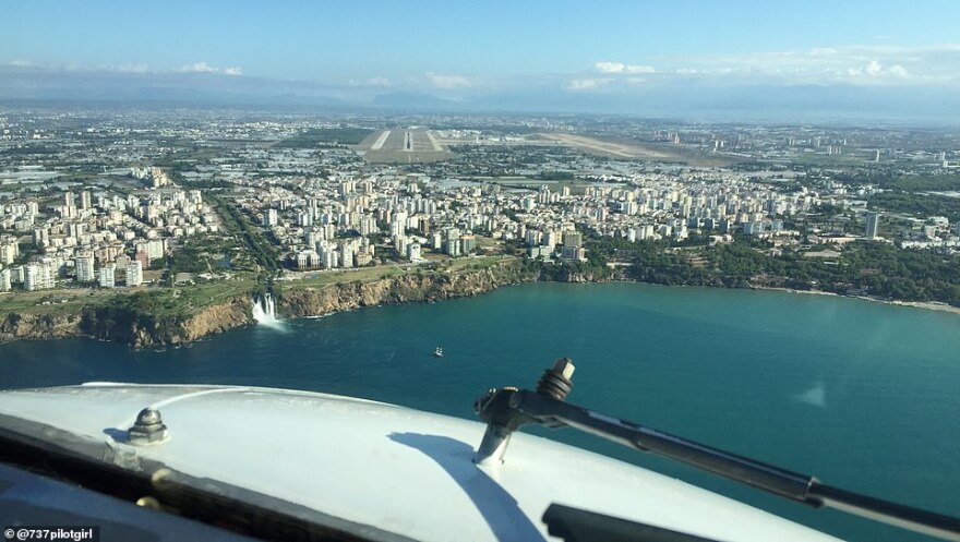 Μία 27χρονη στο πιλοτήριο του θηριώδους Jumbo 747 - «Συνήθως με ρωτάνε αν είμαι αεροσυνοδός»