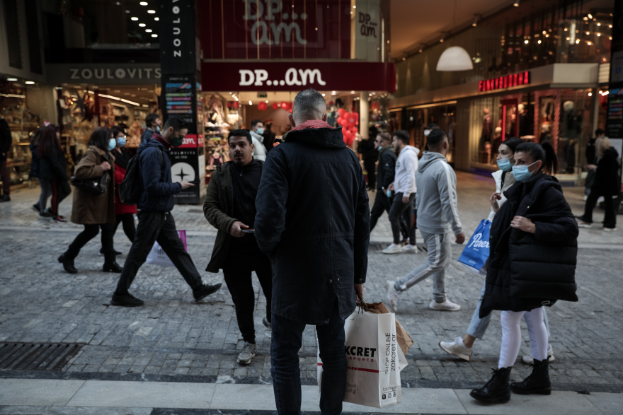 Παραλλαγή Omicron: Διαδοχικές συσκέψεις και αλλαγές σε διασκέδαση, τηλεργασία και γήπεδα 