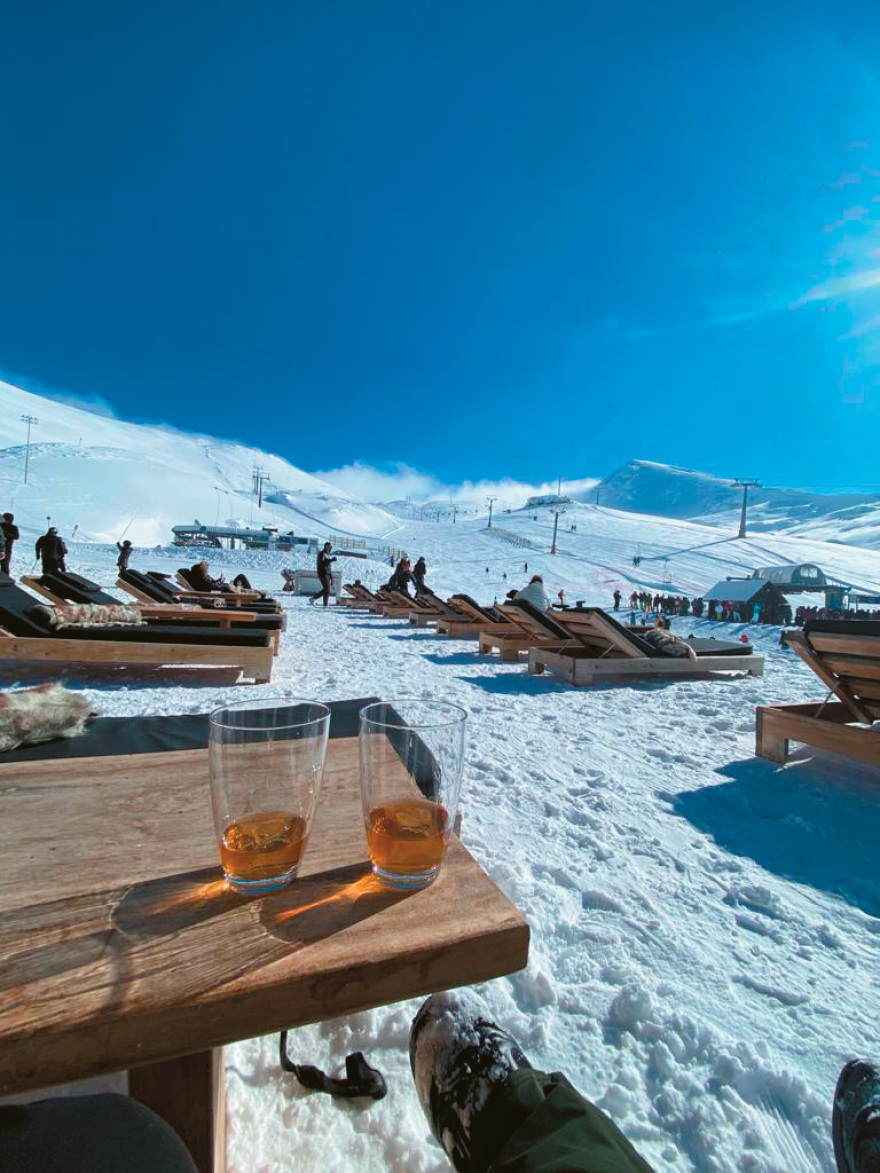 Ρεβεγιόν με €140 το άτομο στην Αράχωβα και €100 για δυο ξαπλώστρες στο... χιόνι