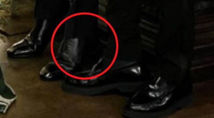 Ο Ντέιβιντ Μπέκαμ σηκώνεται στις μύτες των ποδιών στην οικογενειακή φωτογραφία για τα Χριστούγεννα