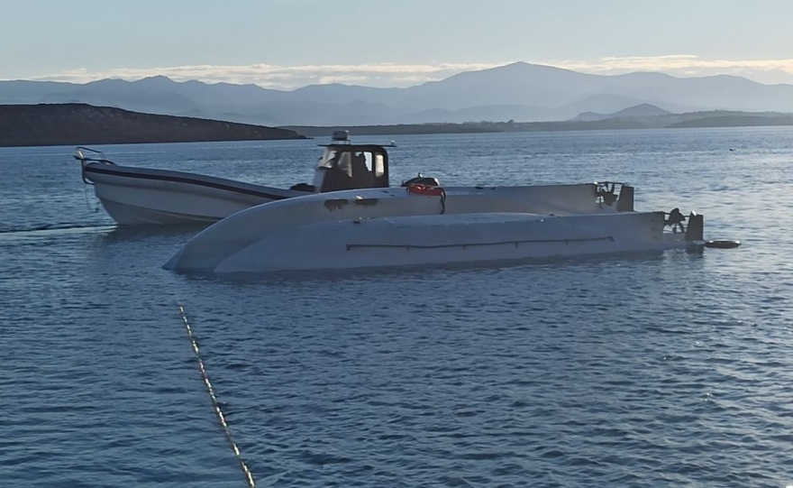 Ναυάγιο στην Πάρο: Χειροπέδες σε τρεις διασωθέντες, κατηγορούνται για παράνομη διακίνηση μεταναστών