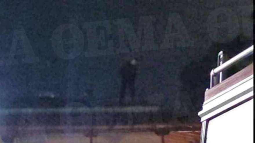 Πεντέλη:  Κατέβηκε από την ταράτσα ο άντρα που απειλούσε να σκοτώσει τον πατέρα του με τσεκούρι και να πέσει στο κενό