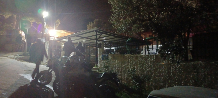 Πεντέλη:  Κατέβηκε από την ταράτσα ο άντρα που απειλούσε να σκοτώσει τον πατέρα του με τσεκούρι και να πέσει στο κενό