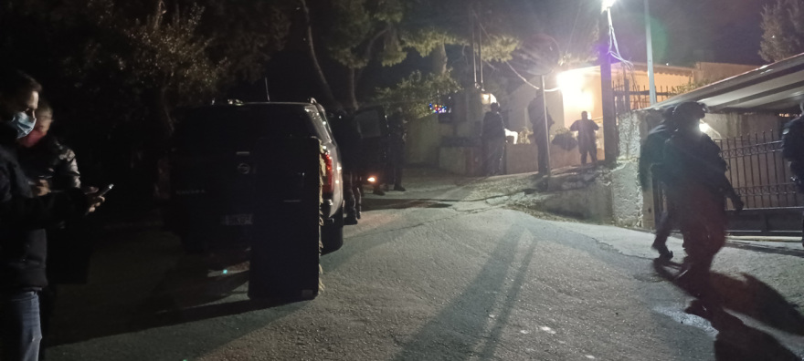 Πεντέλη:  Κατέβηκε από την ταράτσα ο άντρα που απειλούσε να σκοτώσει τον πατέρα του με τσεκούρι και να πέσει στο κενό