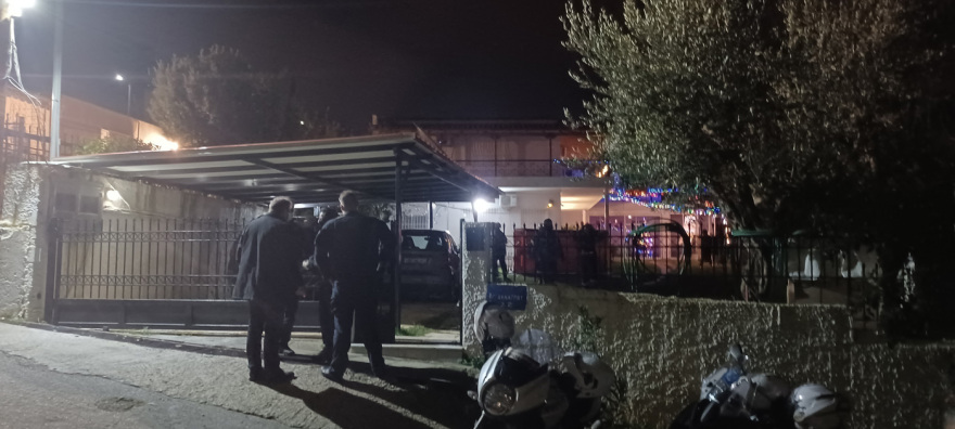 Πεντέλη:  Κατέβηκε από την ταράτσα ο άντρα που απειλούσε να σκοτώσει τον πατέρα του με τσεκούρι και να πέσει στο κενό