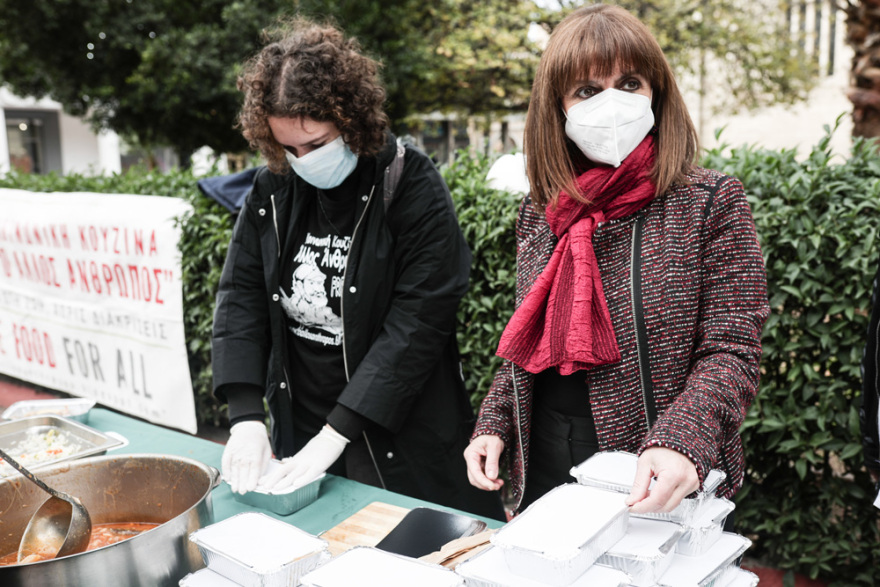 Στην κοινωνική κουζίνα «ο άλλος άνθρωπος» η Σακελλαροπούλου, μοίρασε φαγητό σε άστεγους