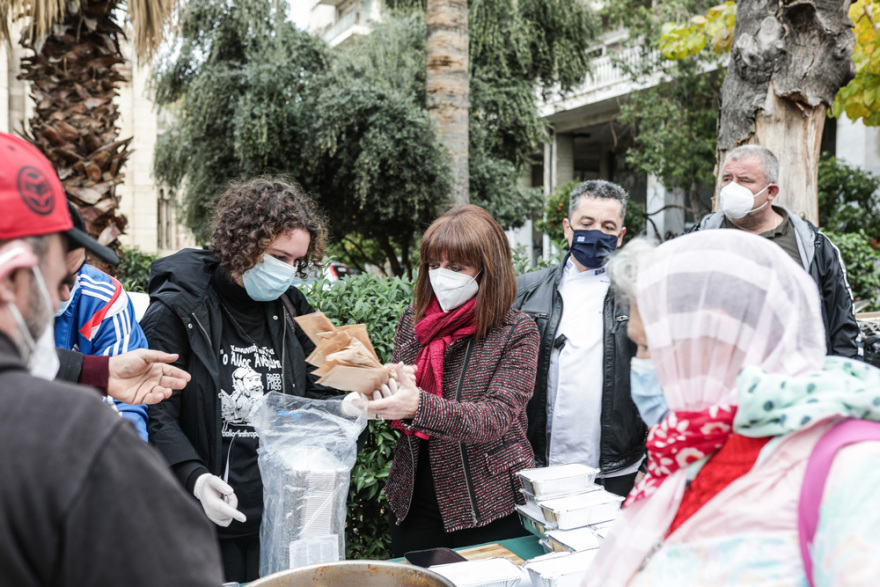 Στην κοινωνική κουζίνα «ο άλλος άνθρωπος» η Σακελλαροπούλου, μοίρασε φαγητό σε άστεγους
