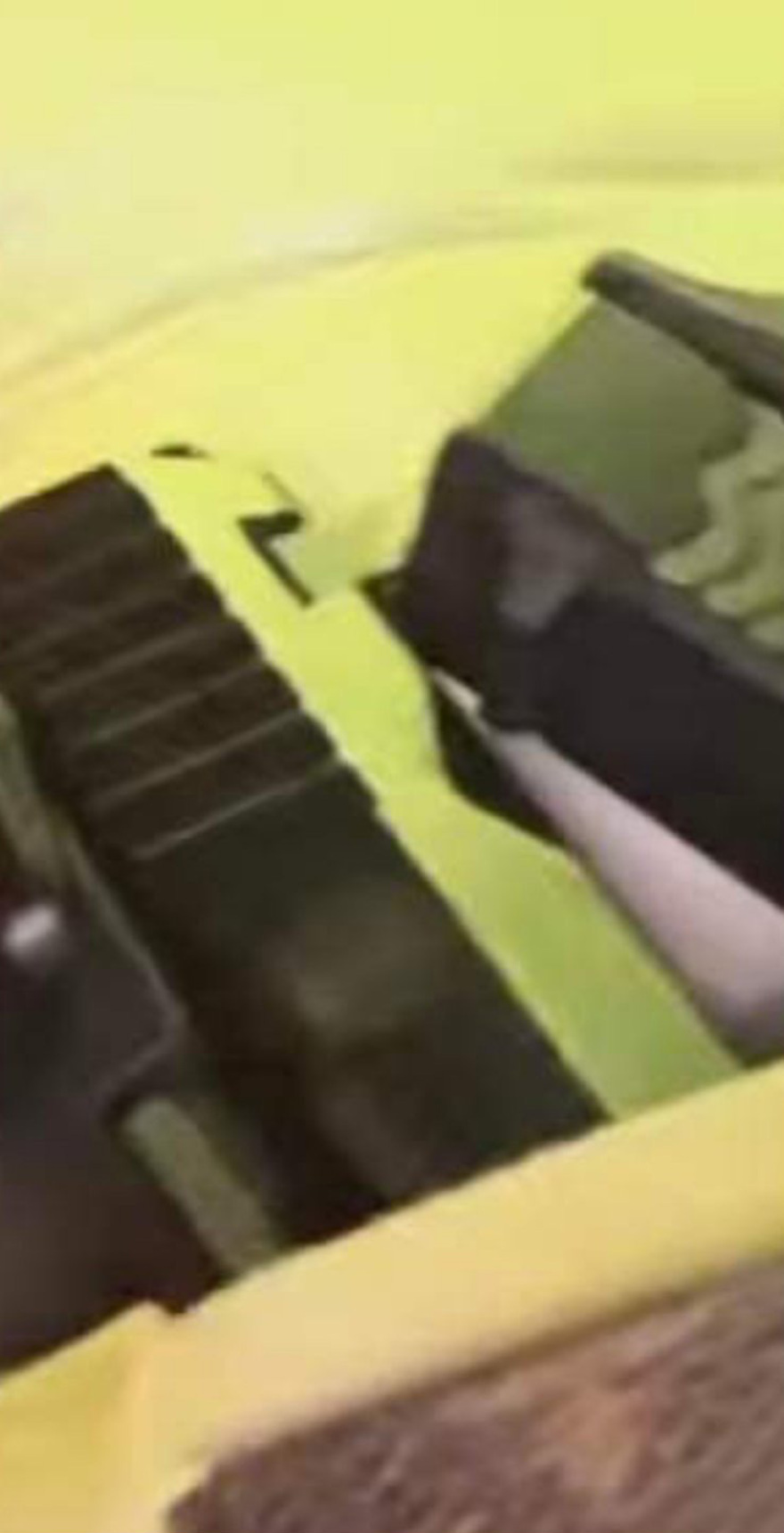 Γνωστός τράπερ φωτογραφίζεται με όπλο της ΕΛΑΣ 