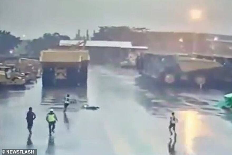 Κεραυνός χτυπάει την ομπρέλα σεκιούριτι - Δείτε το βίντεο