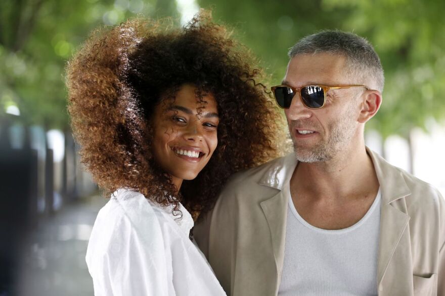 Χριστουγεννιάτικη απόδραση σε βραζιλιάνικη παραλία πραγματοποίησαν ο Βενσάν Κασέλ και η Τίνα Κουνακέι 