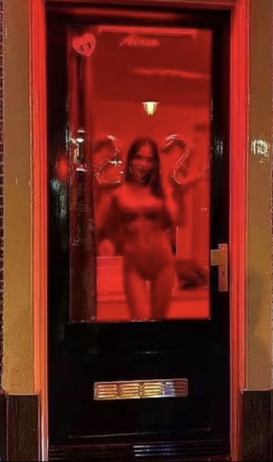 Τουρκάλα influencer πόζαρε καβάλα σε τεράστιο φαλλό στο Άμστερνταμ και φυλακίστηκε