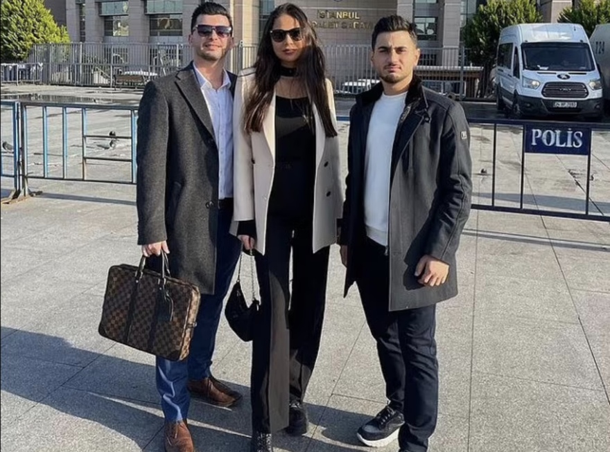 Τουρκάλα influencer πόζαρε καβάλα σε τεράστιο φαλλό στο Άμστερνταμ και φυλακίστηκε