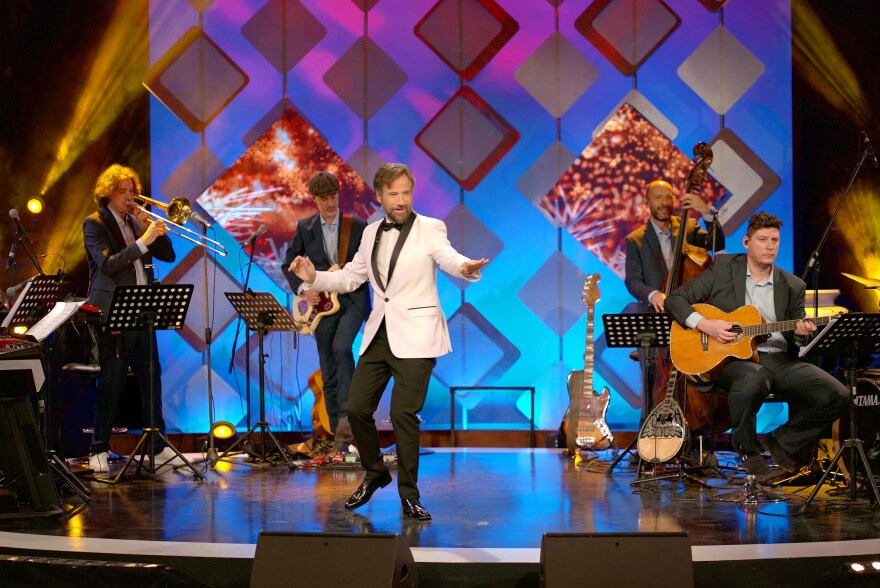 Το «παρεάκι» του Κωστή Μαραβέγια έρχεται στην εκπομπή «Δυνατά» για μία αξέχαστη Παραμονή Πρωτοχρονιάς