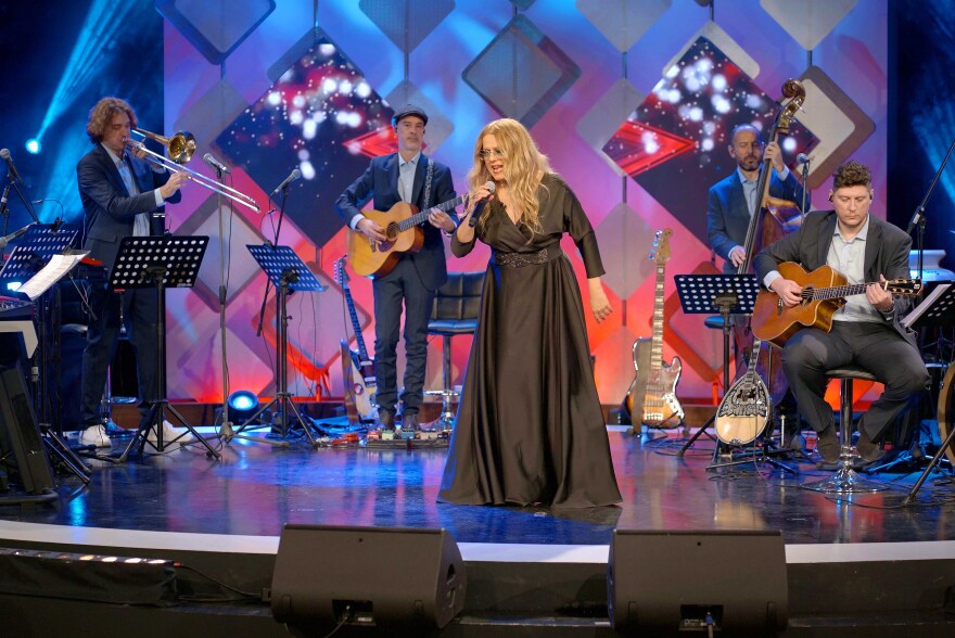 Το «παρεάκι» του Κωστή Μαραβέγια έρχεται στην εκπομπή «Δυνατά» για μία αξέχαστη Παραμονή Πρωτοχρονιάς