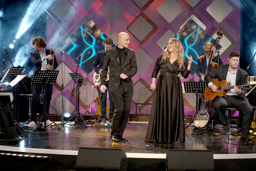 Το «παρεάκι» του Κωστή Μαραβέγια έρχεται στην εκπομπή «Δυνατά» για μία αξέχαστη Παραμονή Πρωτοχρονιάς