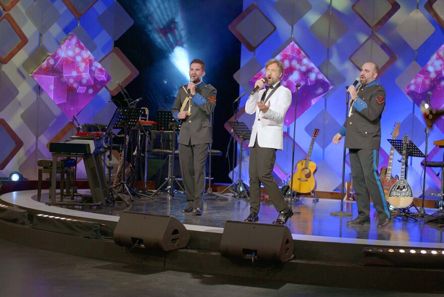 Το «παρεάκι» του Κωστή Μαραβέγια έρχεται στην εκπομπή «Δυνατά» για μία αξέχαστη Παραμονή Πρωτοχρονιάς