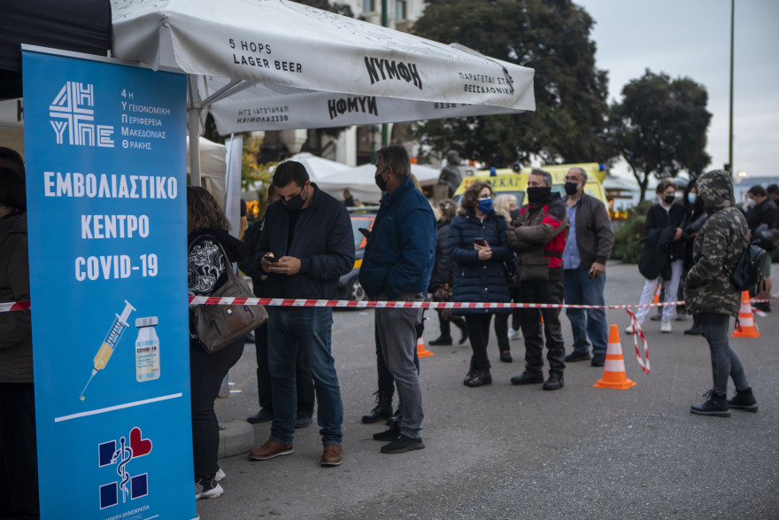 Κορωνοϊός: Σύσκεψη Μητσοτάκη με Πλεύρη και Τσιόδρα για νέα μέτρα - Για 30.000 κρούσματα προειδοποιεί ο Τζανάκης