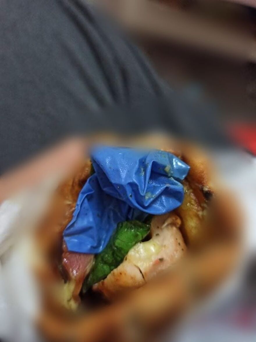 Παρήγγειλε πίτα καλαμάκι στη Λάρισα και είχε μέσα ένα… πλαστικό γάντι