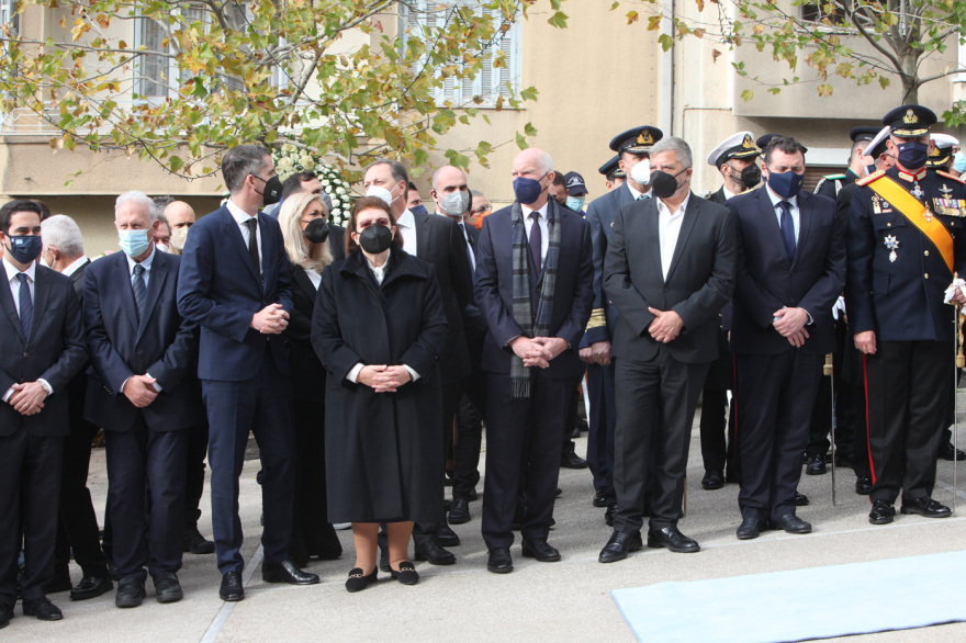 Πάνδημο αντίο στον Κάρολο Παπούλια