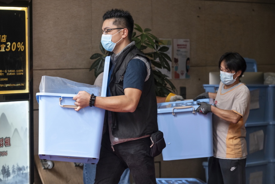 Χονγκ Κονγκ: H αστυνομία εισέβαλε σε διαδικτυακή εφημερίδα και συνέλαβε δημοσιογράφους 