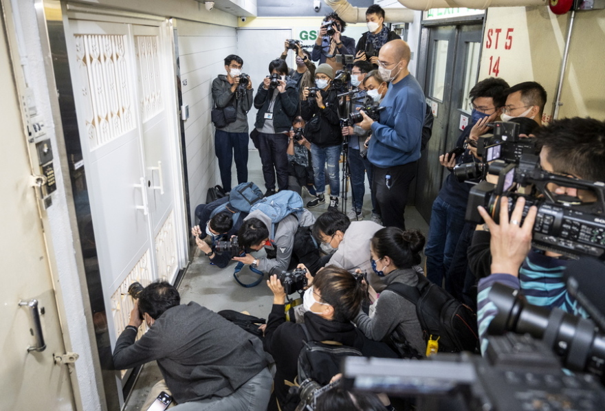 Χονγκ Κονγκ: H αστυνομία εισέβαλε σε διαδικτυακή εφημερίδα και συνέλαβε δημοσιογράφους 