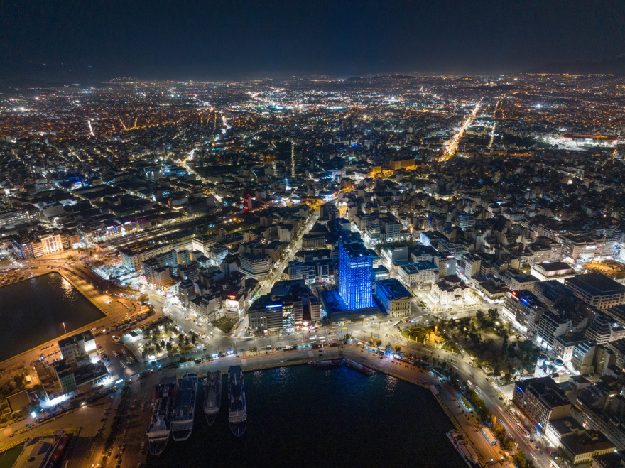 Δύο κτήρια - τοπόσημα έβαλαν τα γιορτινά τους