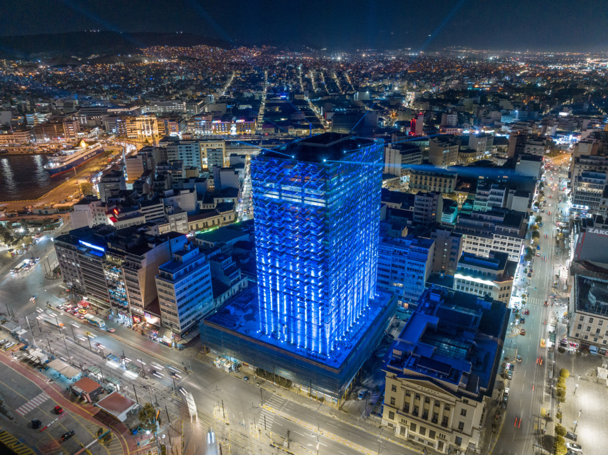 Δύο κτήρια - τοπόσημα έβαλαν τα γιορτινά τους