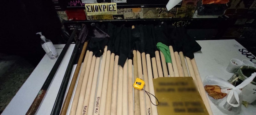 Θεσσαλονίκη: Ξύλινα κοντάρια, πανό και βαριοπούλες βρέθηκαν στην κατάληψη στο ΑΠΘ (φωτογραφίες)