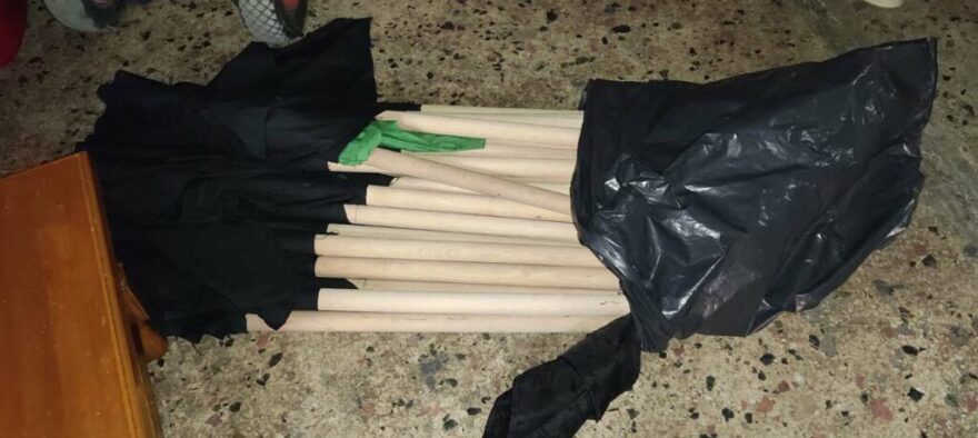 Θεσσαλονίκη: Ξύλινα κοντάρια, πανό και βαριοπούλες βρέθηκαν στην κατάληψη στο ΑΠΘ (φωτογραφίες)