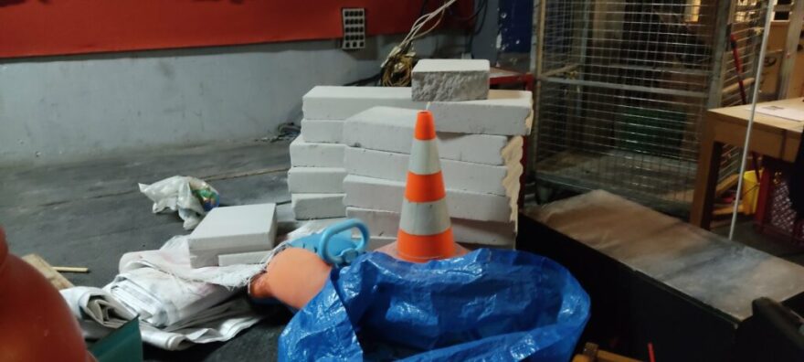 Θεσσαλονίκη: Ξύλινα κοντάρια, πανό και βαριοπούλες βρέθηκαν στην κατάληψη στο ΑΠΘ (φωτογραφίες)