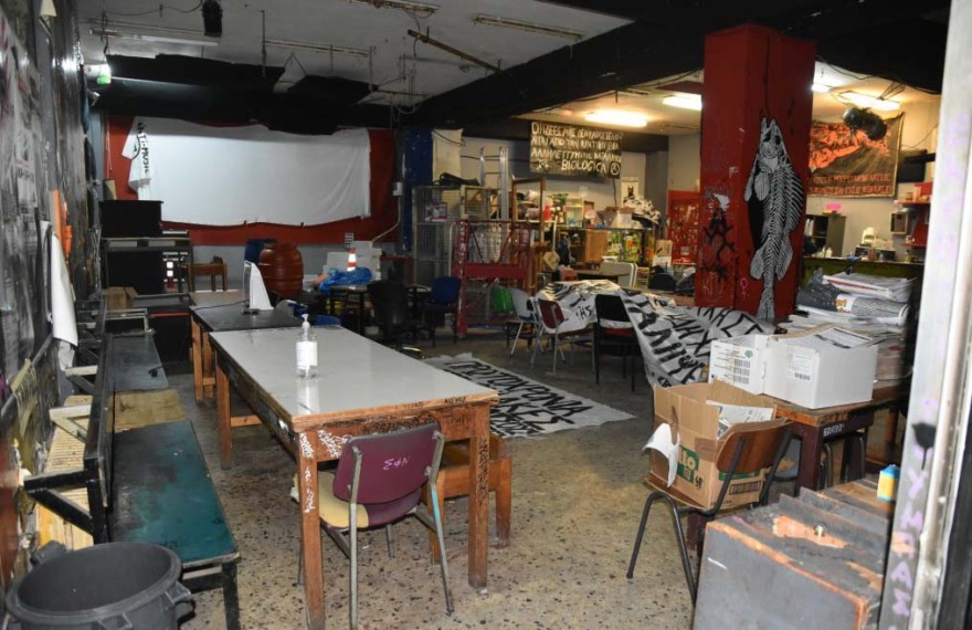 Θεσσαλονίκη: Ξύλινα κοντάρια, πανό και βαριοπούλες βρέθηκαν στην κατάληψη στο ΑΠΘ (φωτογραφίες)