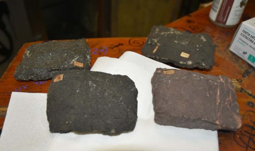 Θεσσαλονίκη: Ξύλινα κοντάρια, πανό και βαριοπούλες βρέθηκαν στην κατάληψη στο ΑΠΘ (φωτογραφίες)