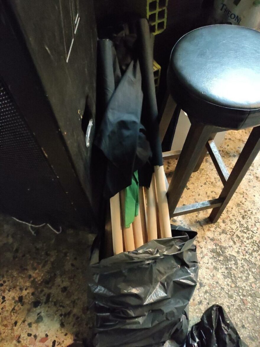 Θεσσαλονίκη: Ξύλινα κοντάρια, πανό και βαριοπούλες βρέθηκαν στην κατάληψη στο ΑΠΘ (φωτογραφίες)