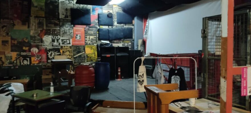 Θεσσαλονίκη: Ξύλινα κοντάρια, πανό και βαριοπούλες βρέθηκαν στην κατάληψη στο ΑΠΘ (φωτογραφίες)