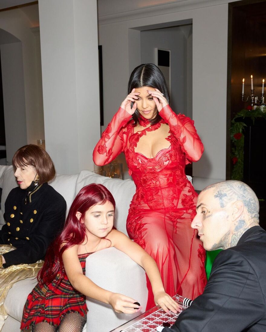 Καρντάσιανς και Μπάρκερς γιορτάζουν μαζί τα Χριστούγεννα και γίνονται viral στο Instagram