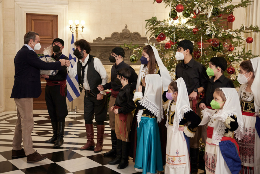 Οι μαντινάδες που άκουσε ο Μητσοτάκης στα κάλαντα της Πρωτοχρονιάς