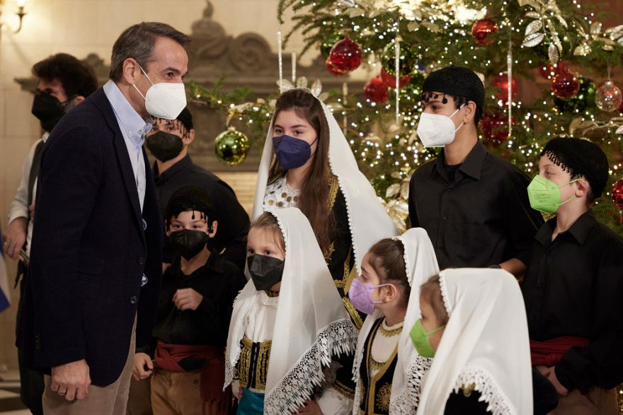 Οι μαντινάδες που άκουσε ο Μητσοτάκης στα κάλαντα της Πρωτοχρονιάς