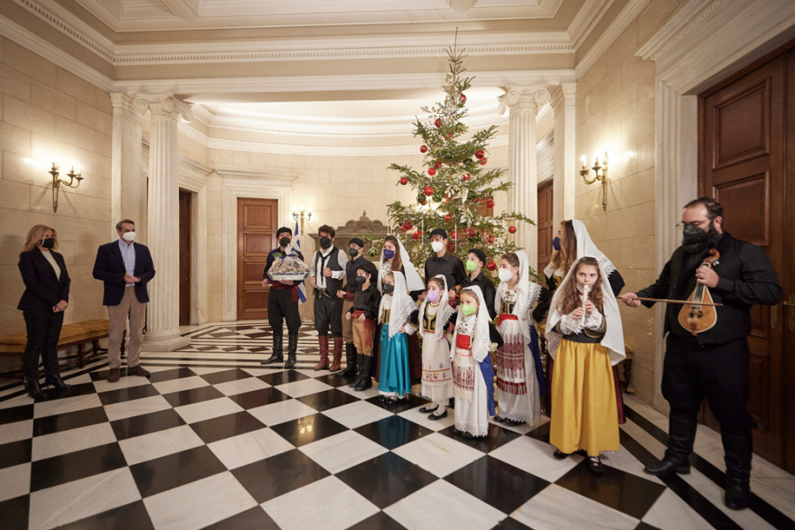 Οι μαντινάδες που άκουσε ο Μητσοτάκης στα κάλαντα της Πρωτοχρονιάς