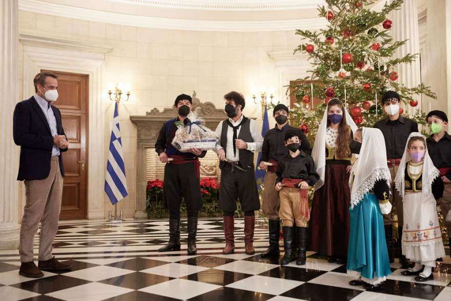 Οι μαντινάδες που άκουσε ο Μητσοτάκης στα κάλαντα της Πρωτοχρονιάς