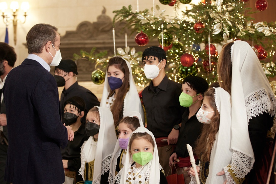 Οι μαντινάδες που άκουσε ο Μητσοτάκης στα κάλαντα της Πρωτοχρονιάς